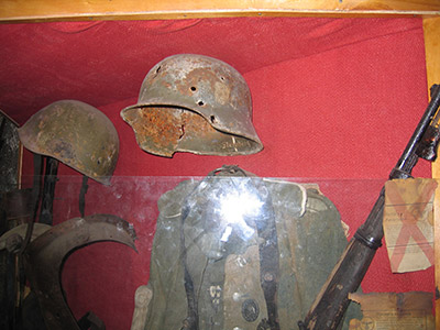 Durchschossener Stahlhelm